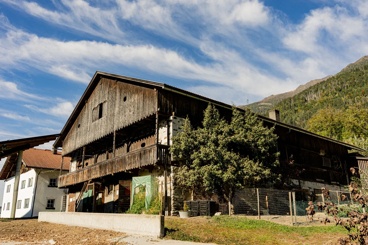 Holzstadl des Binterhofs vor dem Osttiroler Bergpanorama