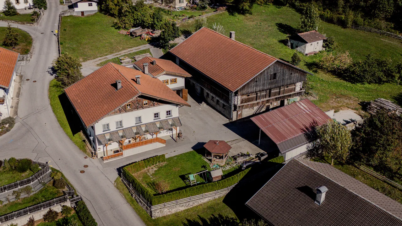 Luftaufnahme des Binterhofs mit Wohnhaus, Stadl und Hofplatz